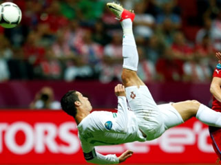Португалия стала первым полуфиналистом Евро-2012