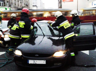 Пожарные помогли женщине выбраться из автомобиля
